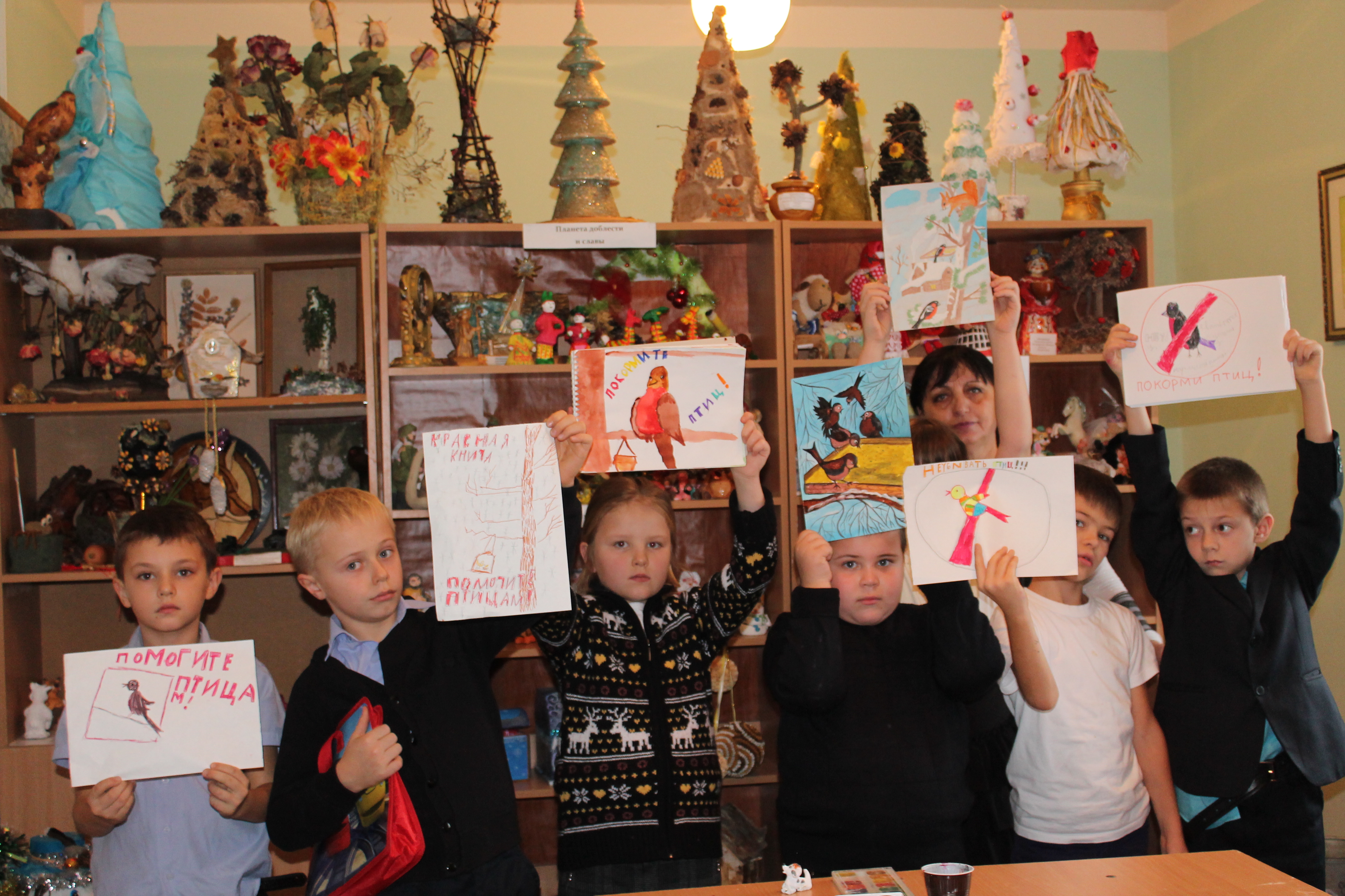 Учащиеся объединения "Юные умельцы" станции юннатов изготовили листовки с призывами помочь птицам зимой
